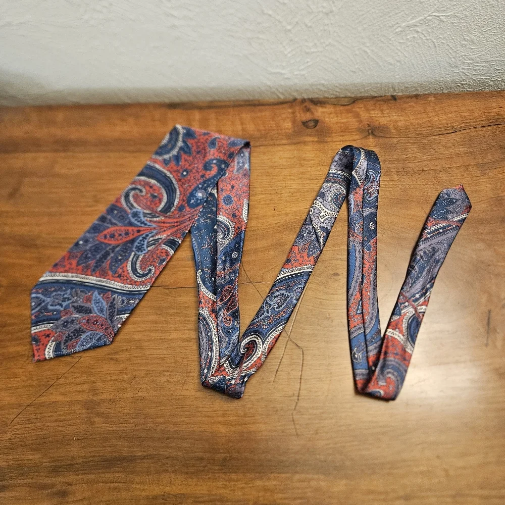 Etienne Aigner‎ Mens Necktie Paisley Red Blue EUC